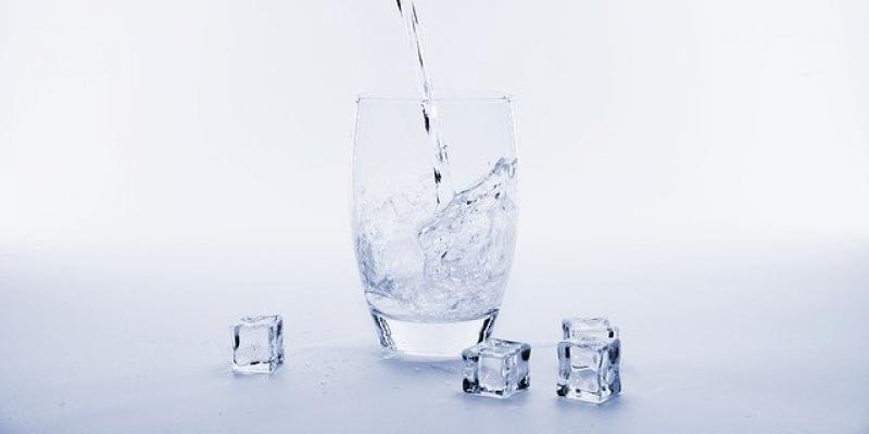 Vaso de agua con hielo