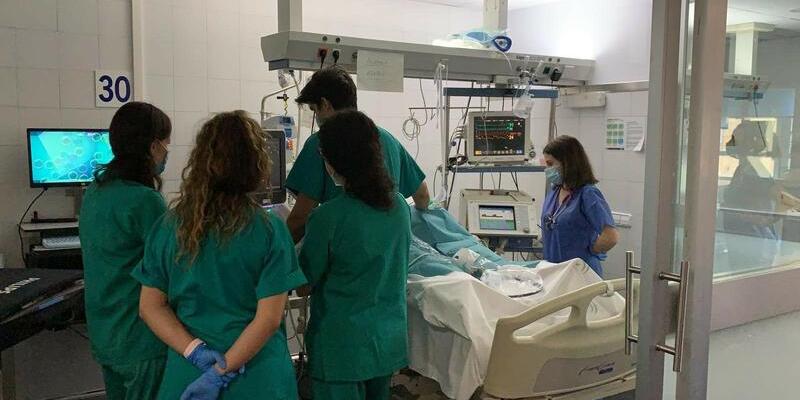 El 20% de las camas de UCI de hospitales públicos de España están ya ocupadas por enfermos de coronavirus / ABC Médicos con un paciente ingresado en la UCI / Moncloa