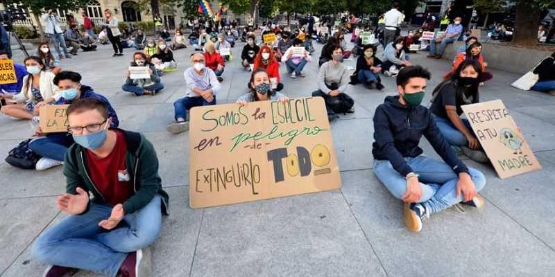 Personas concentrándose para exigir medidas contra el cambio climático