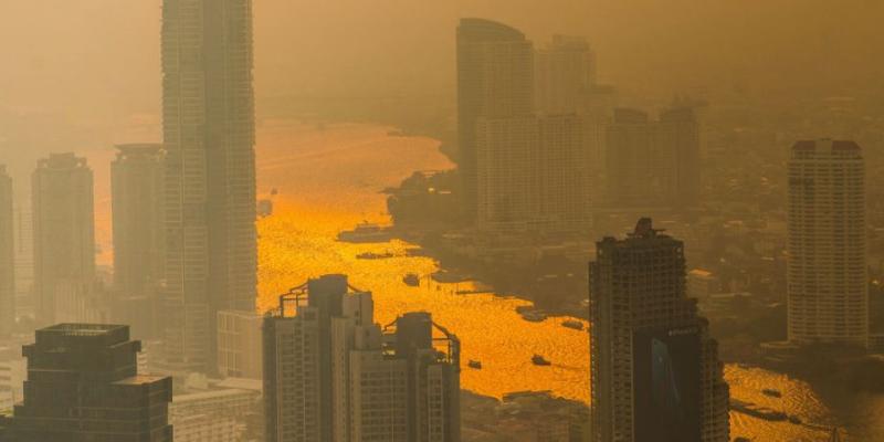 Unsplash/Peggy Anke Una capa de polución se ve sobre el Chao Phraya river en Bangkok.
