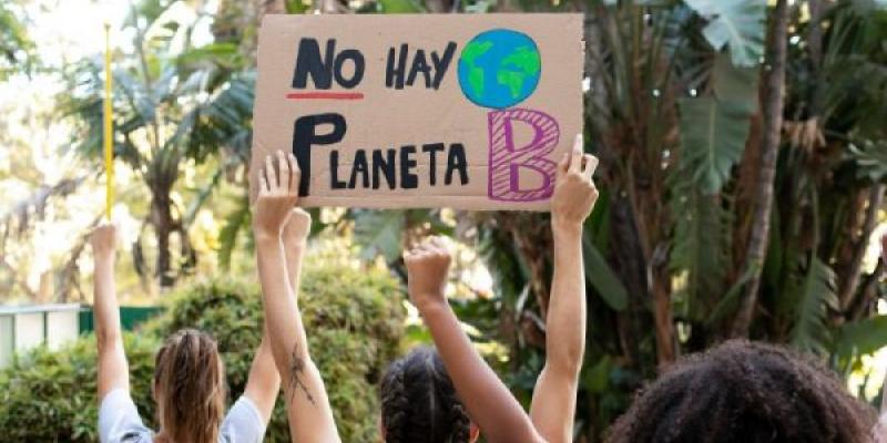 El cambio climático hay que solucionarlo/ Freepik Manifestación en contra del cambio climático