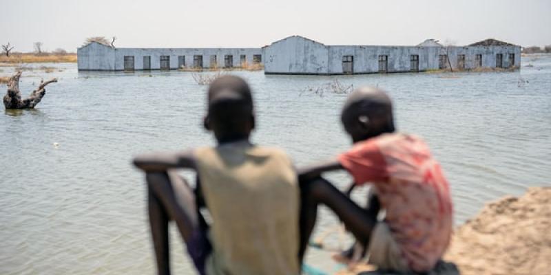 Imagen de dos niños sentados/Unicef Los jóvenes y niños se informan en redes sobre el cambio climático