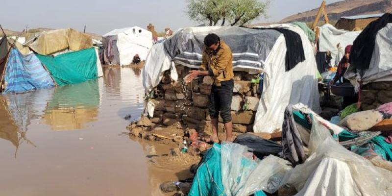 Desplazados internos en una zona de la ciudad de Saada, Yemen, tras las fuertes lluvias que inundaron sus refugios improvisados