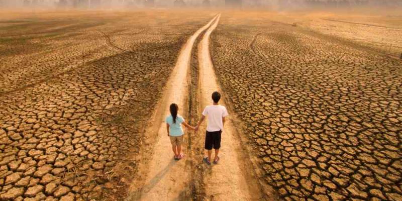 Dos niños en un campo afectado por la sequía a causa del cambio climático