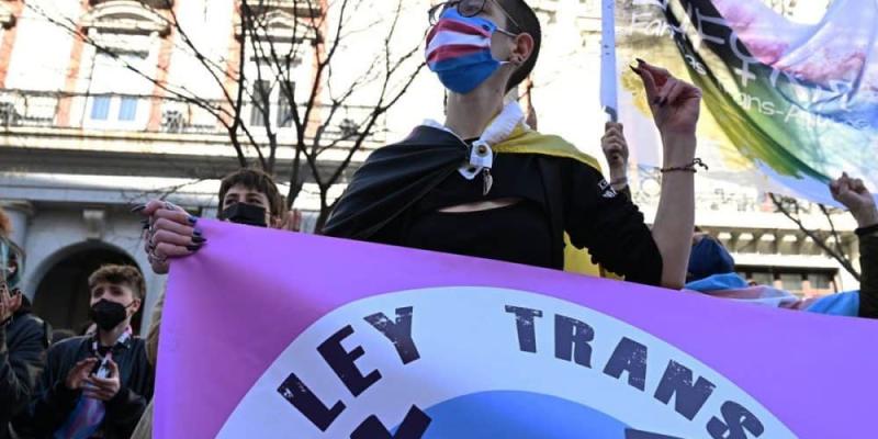 Imagen de una manifestación de la Ley Trans/Economist & Jurist Errores con el cambio de sexo y fraudes