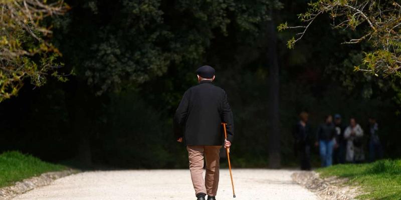 Imagen de una persona caminando/La Razón Regla 6-6-6 en personas mayores