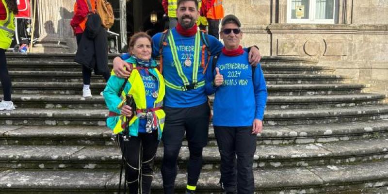 Reme, trasplantada de riñón, su hijo y su marido Escu tras acabar la caminata | Foto cedida por la familia Reme, trasplantada de riñón, su hijo y su marido Escu