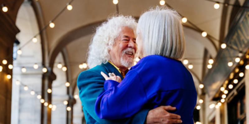 Imagen de una pareja de personas mayores/envatoelements Campaña para cuidar a las personas mayores