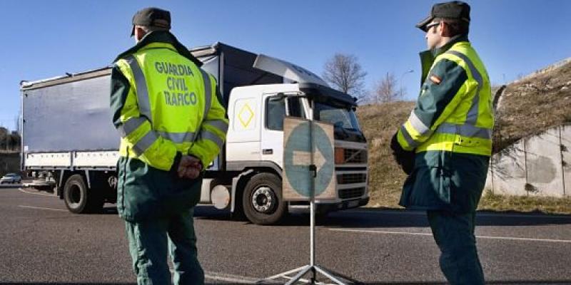 Imagen de un control de la Guardia Civil/Car Opción La DGT incide en la seguridad de camiones y autobuses