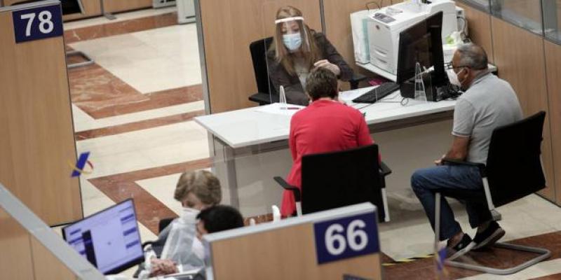 Personas en la oficina de la Agencia Tributaria durante la Campaña de la Renta