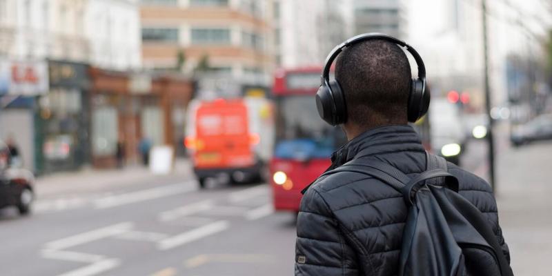 Día Internacional de Concienciación sobre el Ruido Chico con cascos / Pixabay