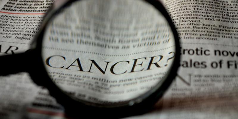 Texto cáncer en un periódico