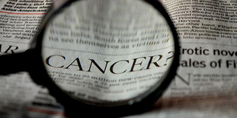 Imagen para ilustrar el aumento del cáncer / Pixabay Texto cáncer en un periódico