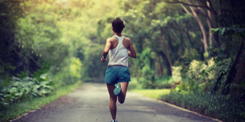 Puedes dismunir el riesgo de padecer cáncer de cólon haciendo deporte/ Vitónica Mujer realizando ejercicio físico