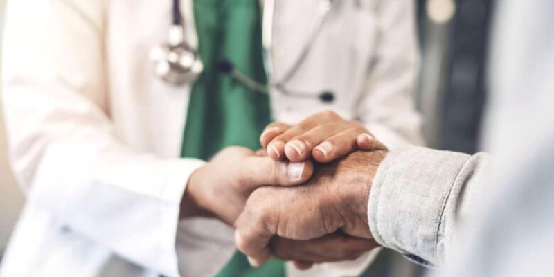 Contra el cáncer / Pixabay Manos de un paciente con cáncer y su doctor