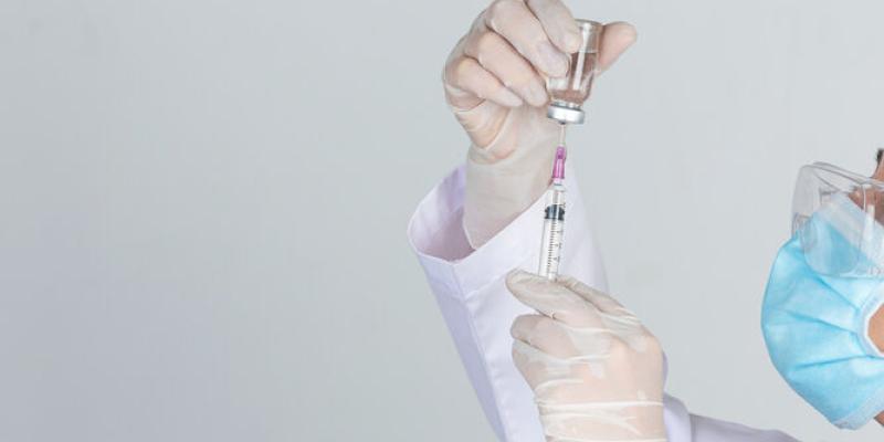 Imagen de un médico con una inyección/Diario de Sevilla Una nueva inyección contra el cáncer