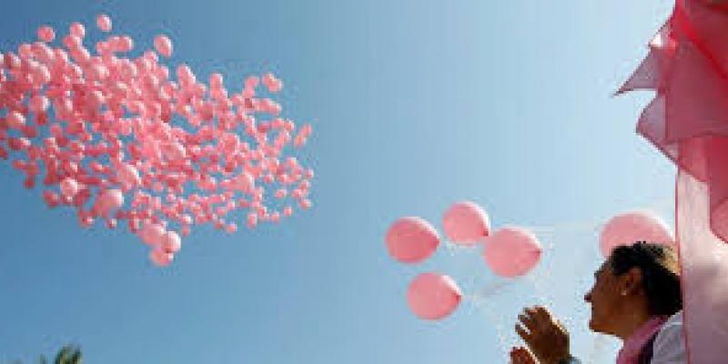 Globos rosas en el cielo por el cáncer de mama