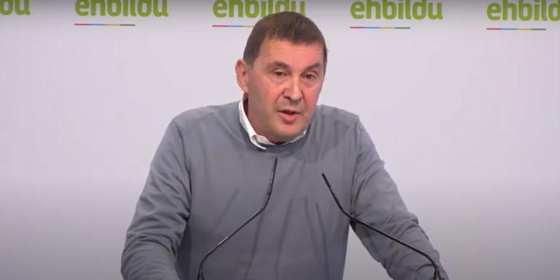 Los exmiembros de ETA condenados por asesinato, dimiten. Arnaldo Otegui, líder de EH Bildu y exmiembro de la banda terrorista ETA