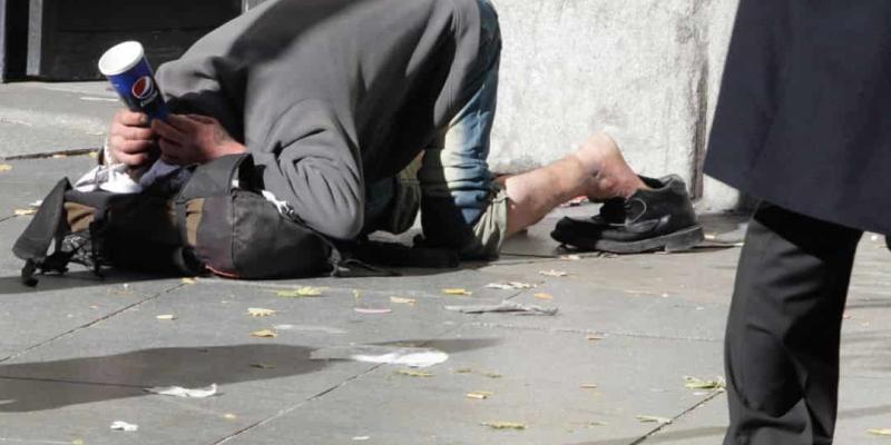 Imagen de una persona pidiendo en la calle/cadena SER Murcia se posiciona como la segunda comunidad más vulnerable