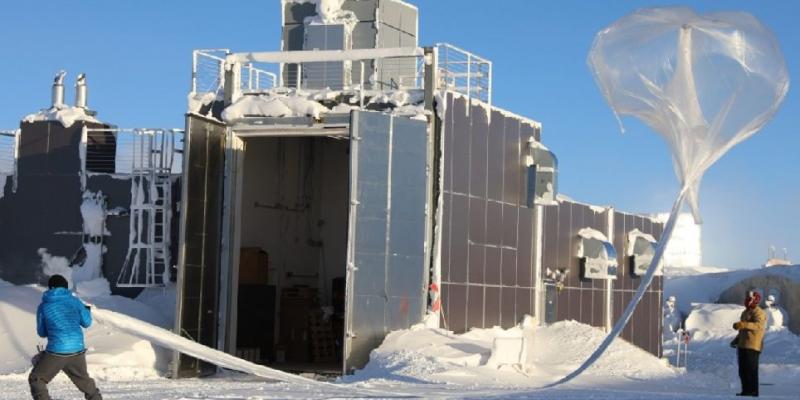 Científicos lanzan una sonda de ozono, un higrómetro de punto de congelación y un contador de partículas de aerosol en un globo en la estación Amundsen-Scott (Antártida) | Foto de William Brotman/Programa Antártico de Estados Unidos para Servimedia Científicos lanzan una sonda de ozono, un higrómetro de punto de congelación y un contador de partículas de aerosol en un globo en la estación Amundsen-Scott (Antártida)