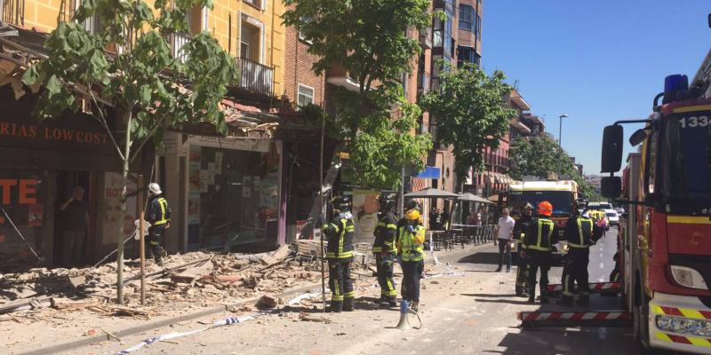 Desalojan un edificio tras desprenderse parte de su fachada y herir a tres personas. carabanchel