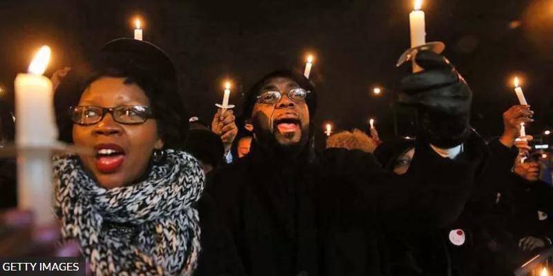 Personas negras manifestándose 