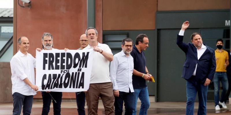 Los presos del 'proces' salen de las cárceles reivindicando la independencia y la amnistía Los indultados salen de la cárcel pidiendo la amnistía y la independencia