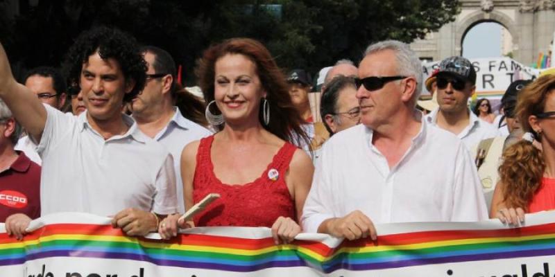 Carla Antonelli junto a Pedro Zerolo - Newtral.com Carla Antonelli en una manifestación