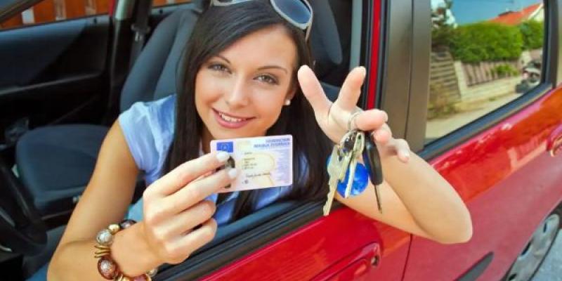 La DGT estudia la implantación de un carnet de conducir para jóvenes de 16 años. / FOTOLIA Chica con el permiso B1
