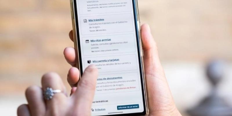 Aragón lanza un carnet digital para animales de compañía Personas buscando el carnet digital de su mascota aragonesa