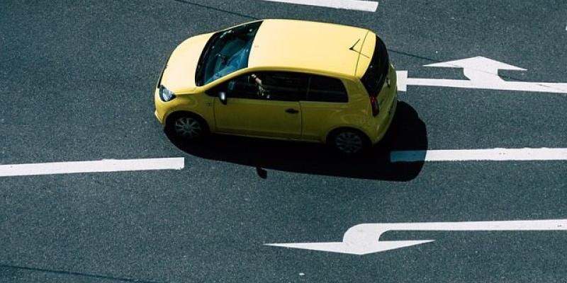 Carpooling / Pixabay Coche amarillo circulando por carretera