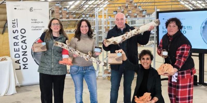 La directora de Fundación Solidaridad Carrefour, María Cid, de negro, acompañada por el equipo del proyecto Laderas del Moncayo. / Servimedia La directora de Fundación Solidaridad Carrefour, María Cid, de negro, acompañada por el equipo del proyecto Laderas del Moncayo.