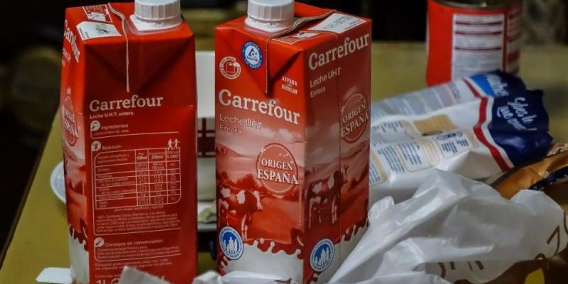 Los ganaderos se quejan de los precios tan bajos que ofrece Carrefour por la leche española. carrefour leche