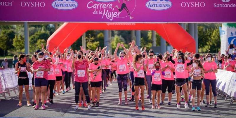 Un grupo de corredoras colocadas en el punto de salida para empezar la carrera