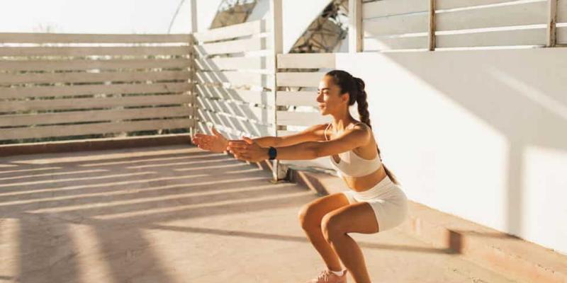Imagen de una chica haciendo sentadillas/rvce.edu.in Consejos tras una carrera tradicional
