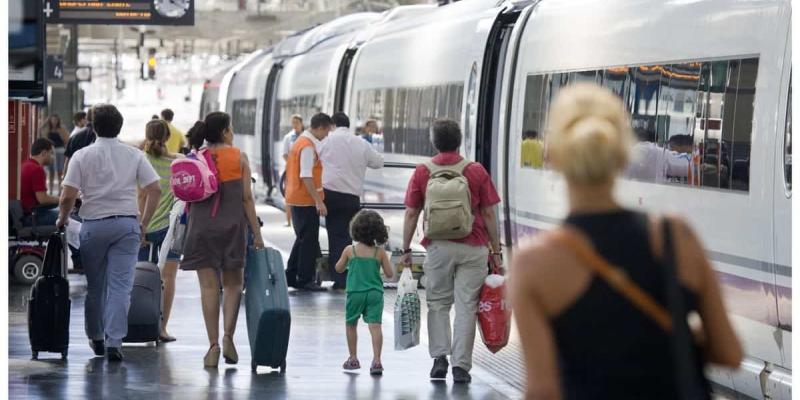 Imagen de varias personas cogiendo un tren/infoLibre Más coches y menos trenes en España