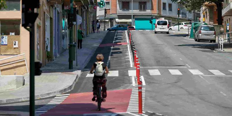 Imagen de un niño montando en bicicleta/Diario de Navarra Fondos europeos y carriles bici