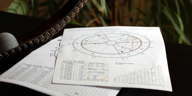 Las Cartas Astrales - Pixabay Dos hojas con una Carta Astral impresa