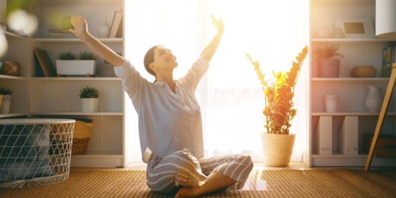 Valor catastral de una casa - Envato Elements Mujer en su casa