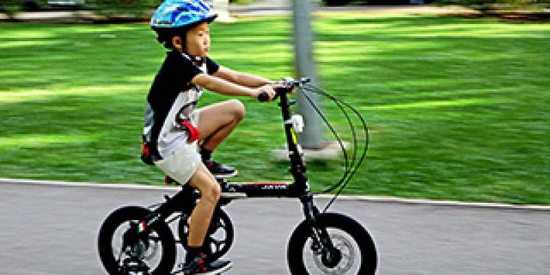 Una persona con menos de 16 años usa la bici con casco / lapoliza.com 