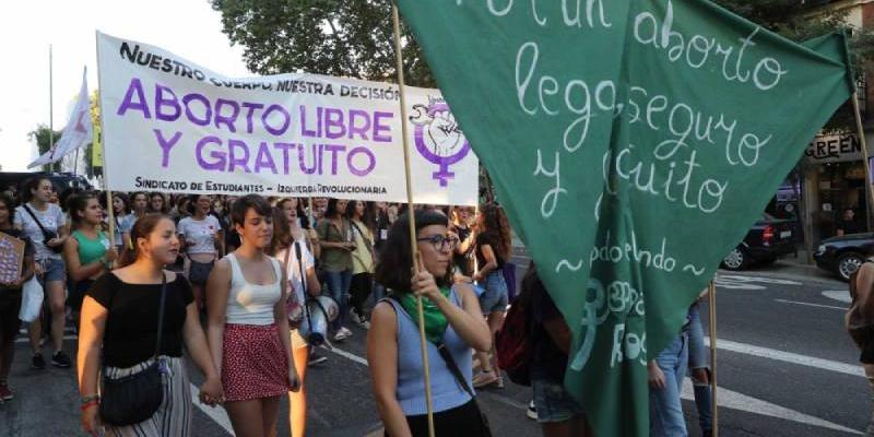 Ya se ha aprobado la ley que penaliza el acoso que sufren las mujeres que acuden a clínicas abortivas/ RTVE Mujeres en una manifestación a favor del aborto