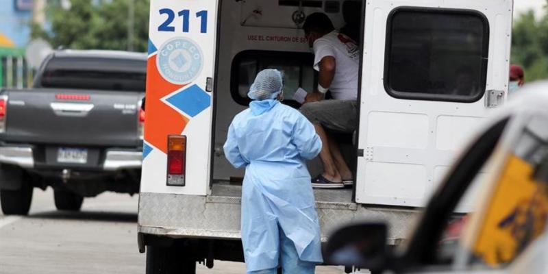 Una ambulancia con un paciente de covid en Honduras, uno de los países que está recibiendo vacunas de COVAX. EFE