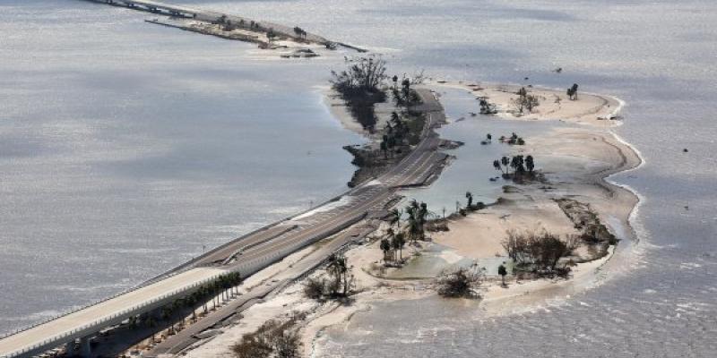 Un de las estampas de destrucción que dejó Ian a su paso: el derrumbamiento del puente que une la península de Florida con la idílica isla de Sanibel, retratado el pasado 29 de septiembre. Foto: JOE RAEDLE (GETTY IMAGES) Huracán Ian
