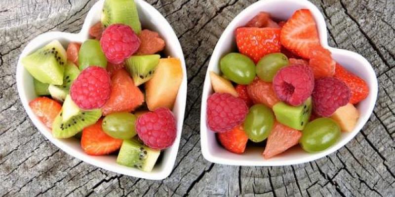 Cuencos con fruta en forma de corazón