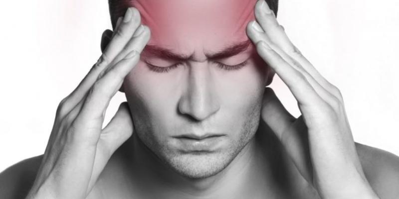 Dolor de cabeza o cefalea Primer plano de un hombre con sus dos manos sujetando la cabeza con gesto de dolor
