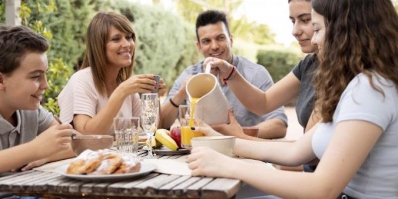 Imagen de un grupo de amigos comiendo/Infoceliaco Alertan sobre los riesgos psicosociales de la celiaquía