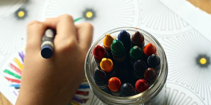 Más de un 13% de los centros educativos tiene aulas en cuarentena, aunque solo 27 están cerrados por el COVID-19 Mano de un niño con pinturas en un aula / Pixabay