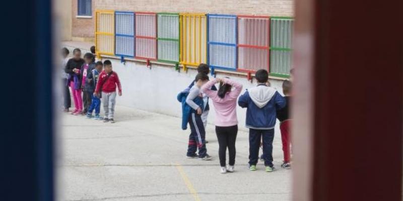 Niños jugando en el recreo de un centro educativo / Servimedia