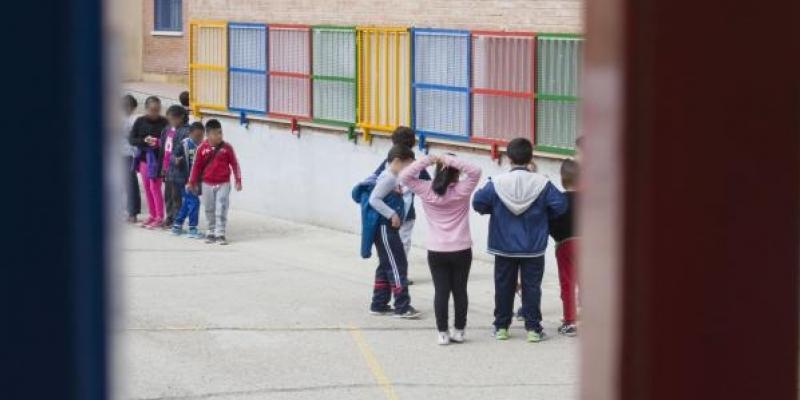 Sólo el 0,2 % de centros escolares tuvieron que cerrar por la Covid-19 Niños jugando en el recreo de un centro educativo / Servimedia