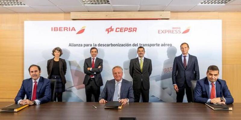 Imagen de los representantes de Iberia y Cepsa Iberia y Cepsa firman un acuerdo para la descarbonización del sector aéreo/Huelva Información